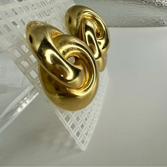2” Vintage Chunky Interlocking Gold-Tone Clip Earrings - Picture 5 of 7